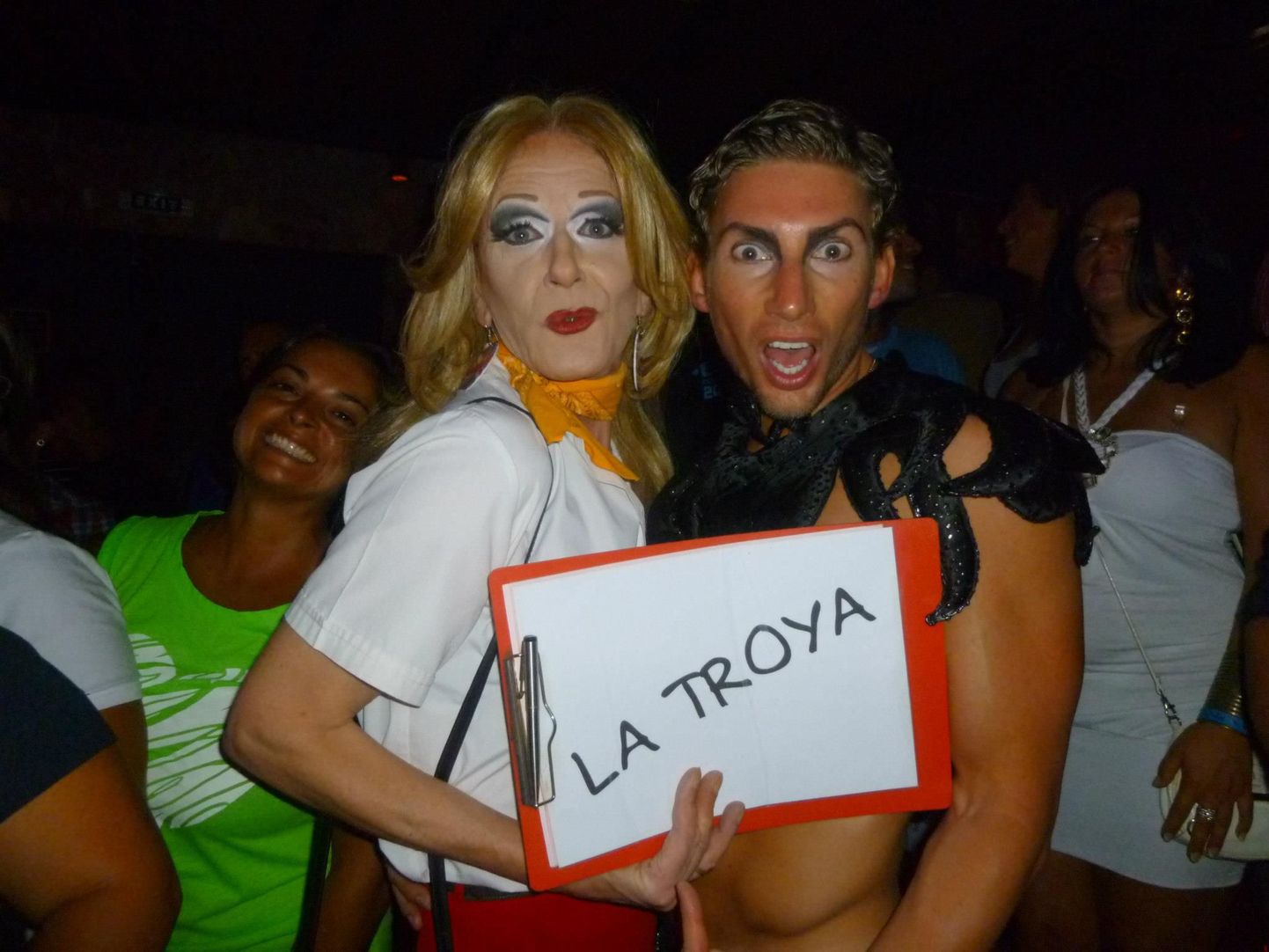 Strippar-Marco (Marco Tasane) ja Staarfeminist-Fideelia (Fideelia Roots) väisasid Ibizat.