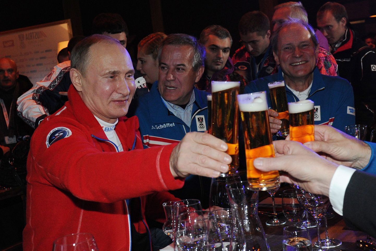 Владимир Путин пьет в Сочи пиво с австрийцами