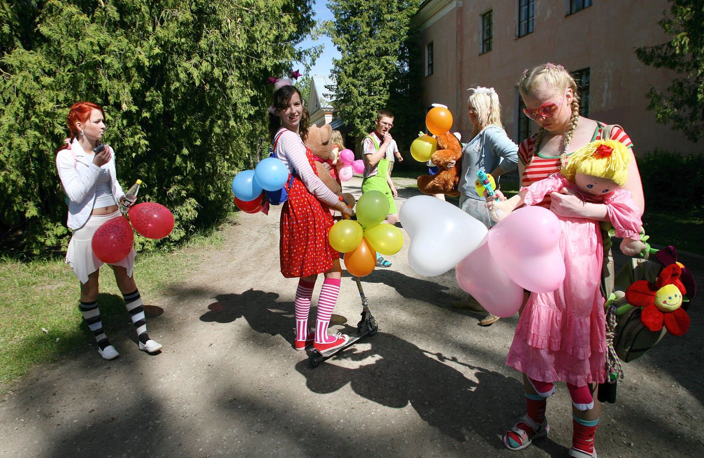 Võõrsilt aastaks Eesti keskkooli õppima tulnud noored peavad siinset elu mõnusaks ja turvaliseks. Pildil on tänavused tutipeolised.