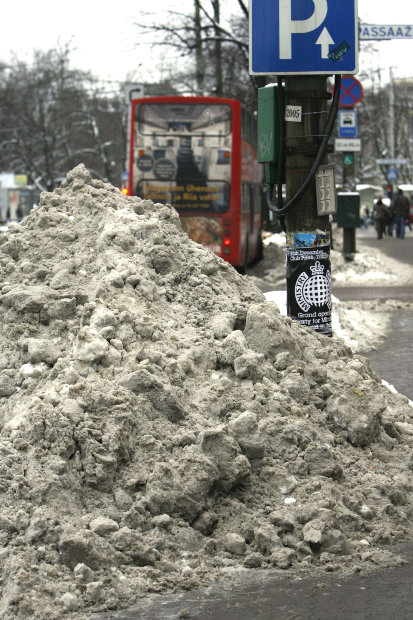 Soome pealinn on hädas mulluse lumega. Illustreerival fotol on eelmisel talvel Tallinna kesklinnas laiutanud lumekuhi.