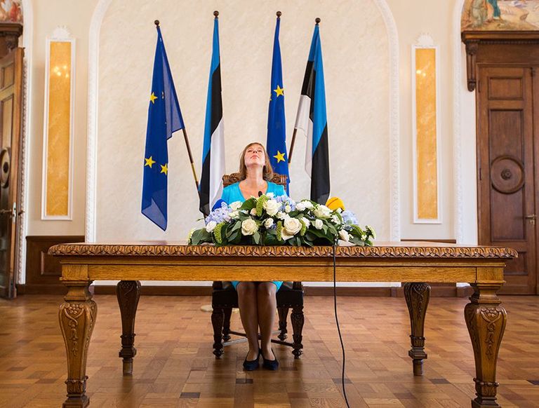 Äsja presidendiks valitud Kersti Kaljulaidi esimene pressikonverents riigikogu hoone valges saalis. / Tairo Lutter, Postimees