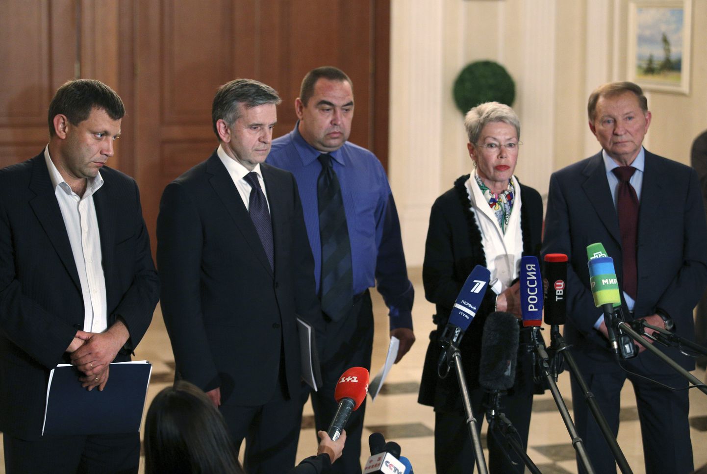 Участники мирных переговоров в Минске 5 сентября.