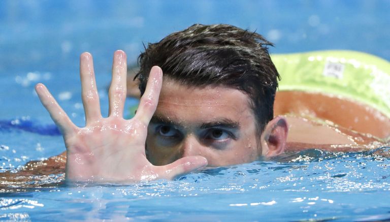 Michael Phelps hoiab pärast võistluse võitu üleval viit sõrme - temast sai esimene meesujuja, kes on pääsenud viiendat korda olümpiamängudele. Foto: USA Today Sports