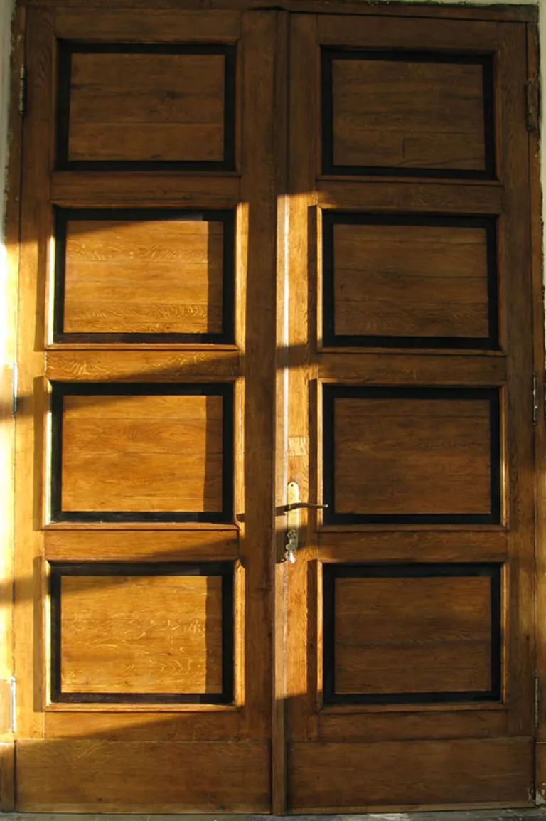Senās ozolkoka durvis pirms to paviršas pārkrāsošanas 