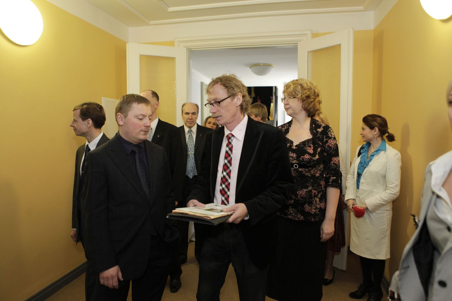 Uued riigikogu liikmed esimesel tööpäeval parlamendihoones ekskursioonil: esiplaanil Deniss Boroditš ja Viktor Vassiljev, tema selja taga Yana Toom.