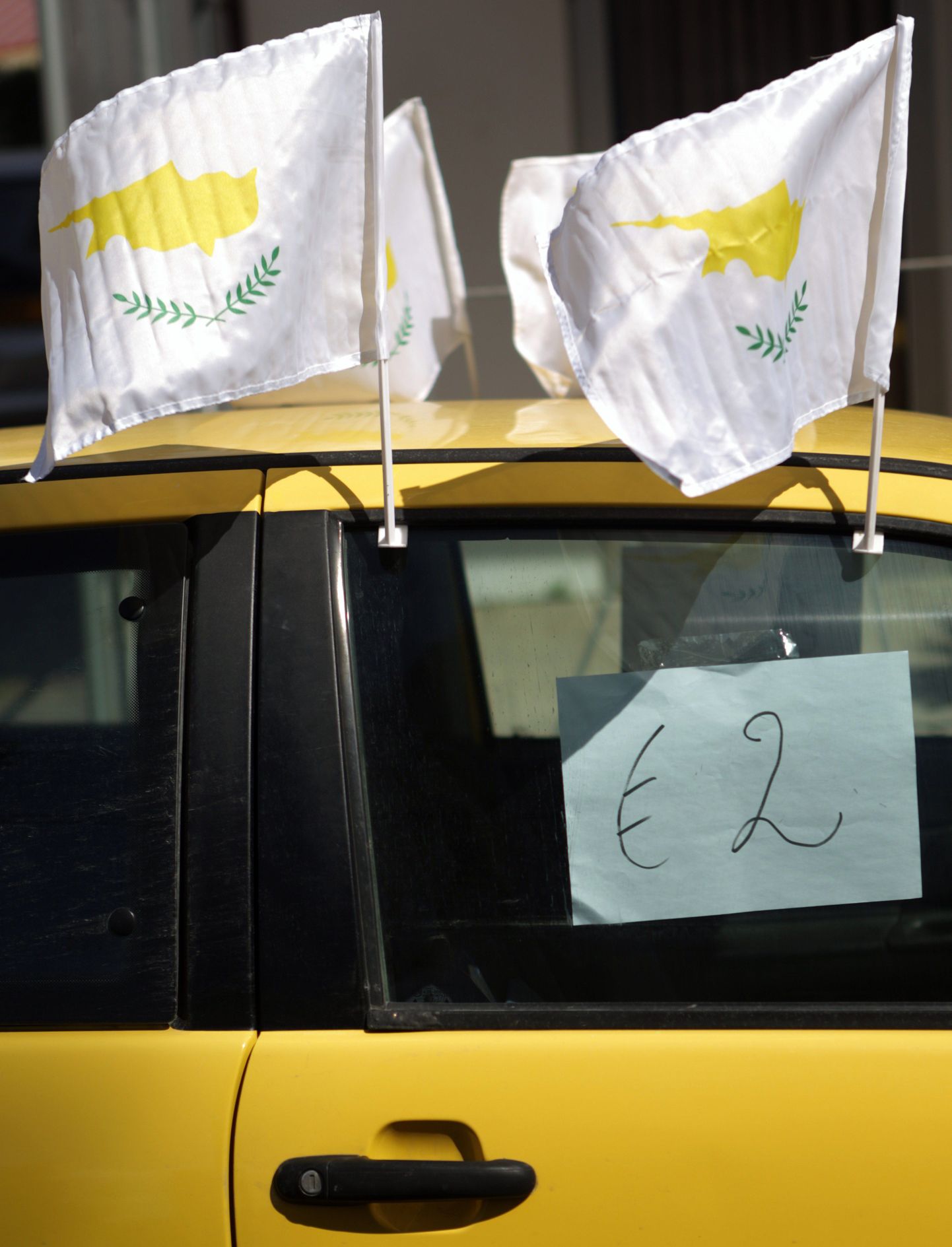 Auto külge kinnitatud Küprose lipud