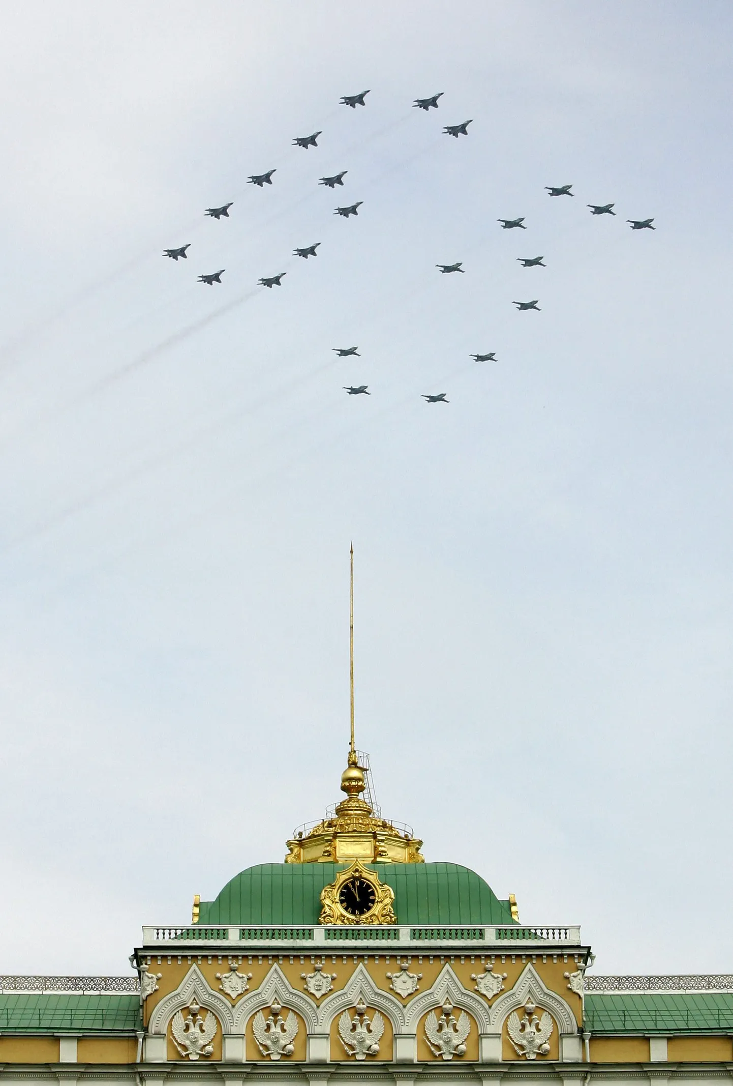 Российские боевые самолеты составили в небе над Москвой число "65".