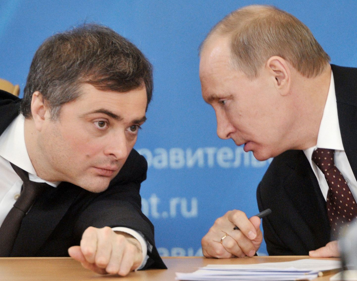 2012: Toonane peaminister Vladimir Putin räägib majanduse moderinseerimise eest vastutanud asepeaministri Vladislav Surkoviga.