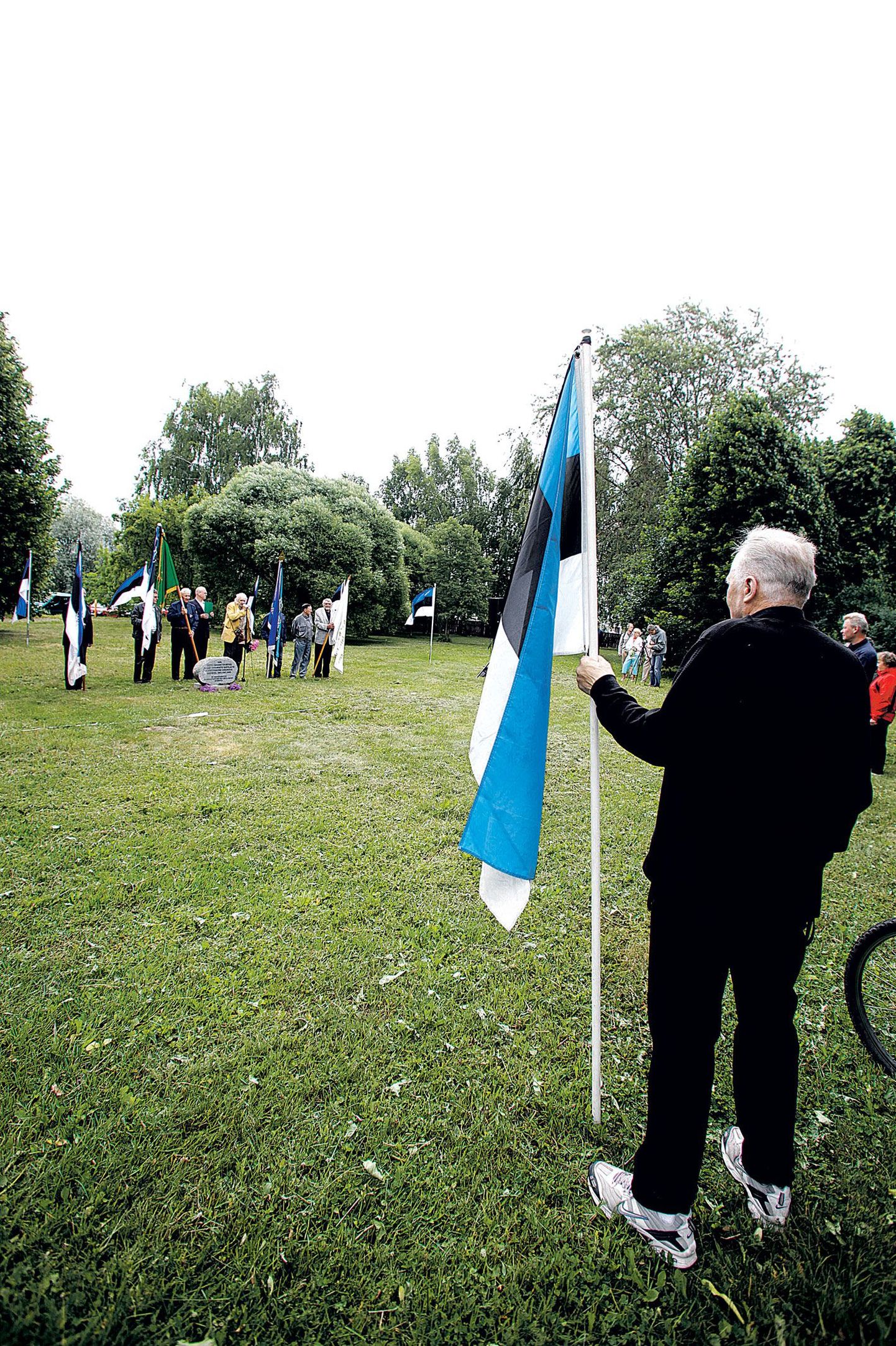 Tulevases Pisarate pargis peeti leinalippude taustal mälestuskõnesid ja mõisteti hukka eesti rahva vastu toime pandud genotsiid.