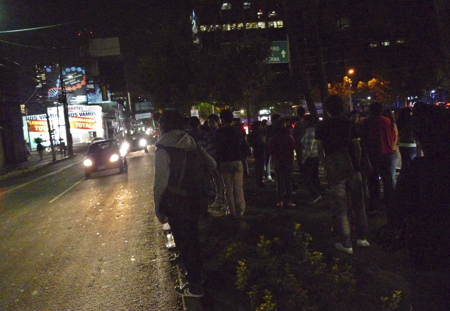 Inimesed tormasid maavärina ajal Mexico Citys tänavatele, mis elektrikatkestuse tõttu olid pimedad.