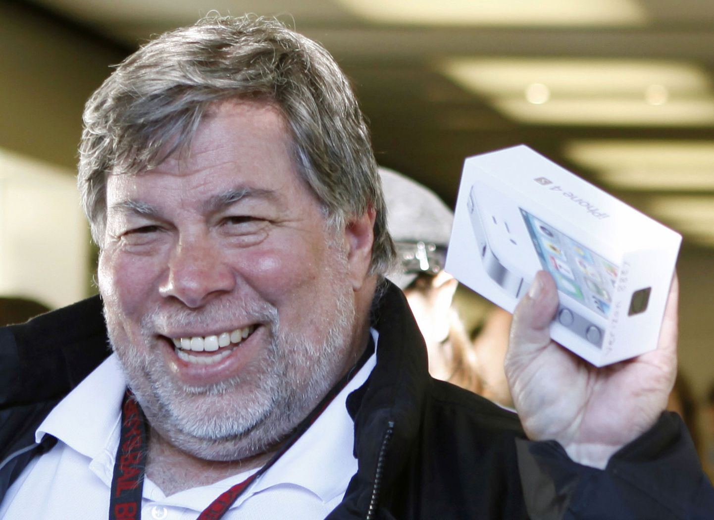 Apple kaasasutaja Stewe Wozniak ostis ettevõtte esinduspoest mobiiltelefoni iPhone 4.