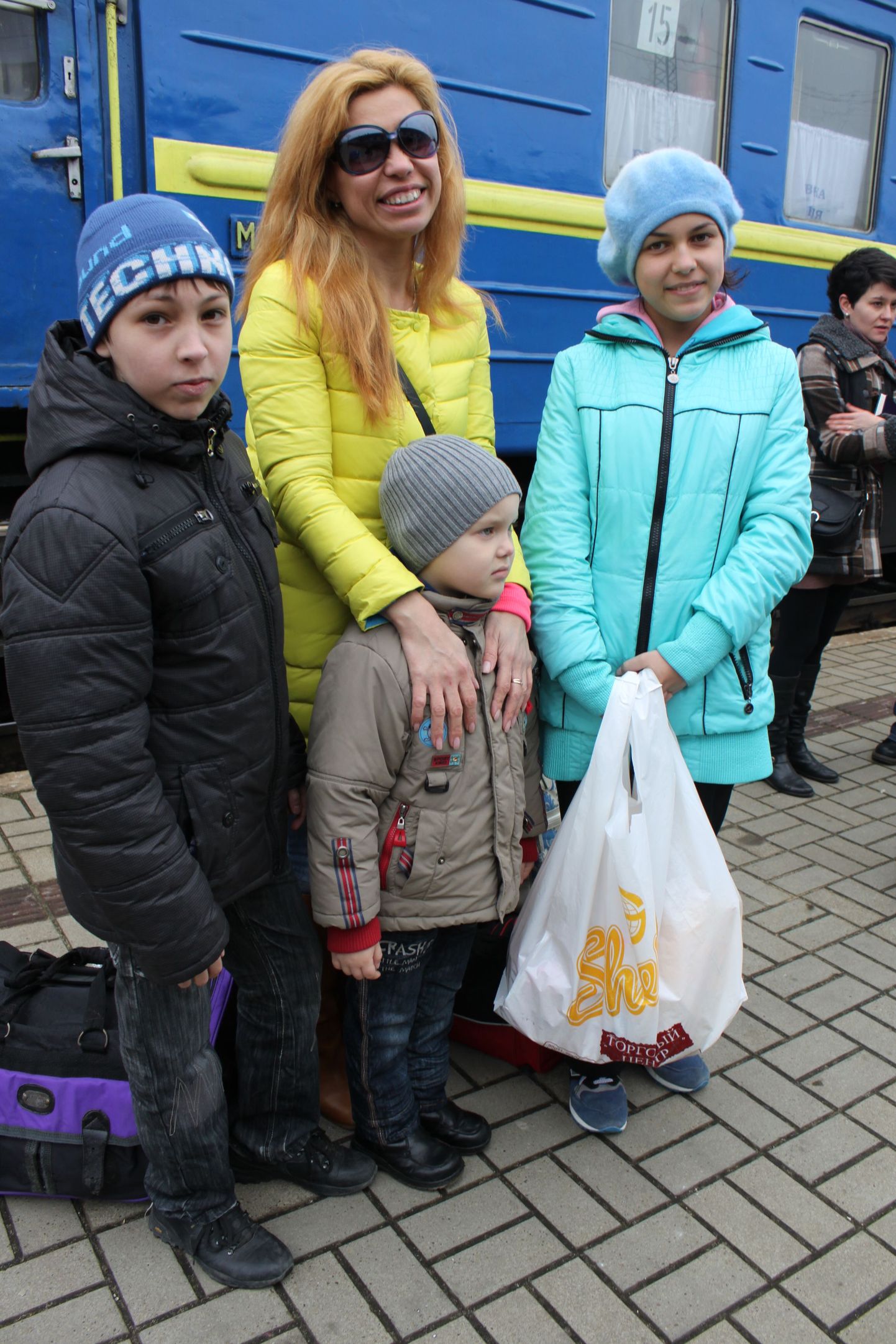 Крымчанка Эльнара с детьми не хотят возвращаться на полуостров, пока по улицам разгуливают военные с автоматами.