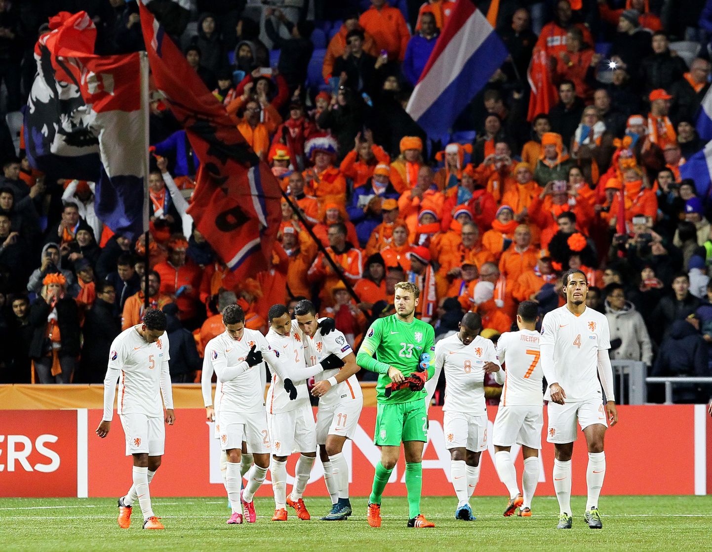 Hollandi jalgpallikoondis on enne alagrupiturniiri viimast vooru raskes seisus.