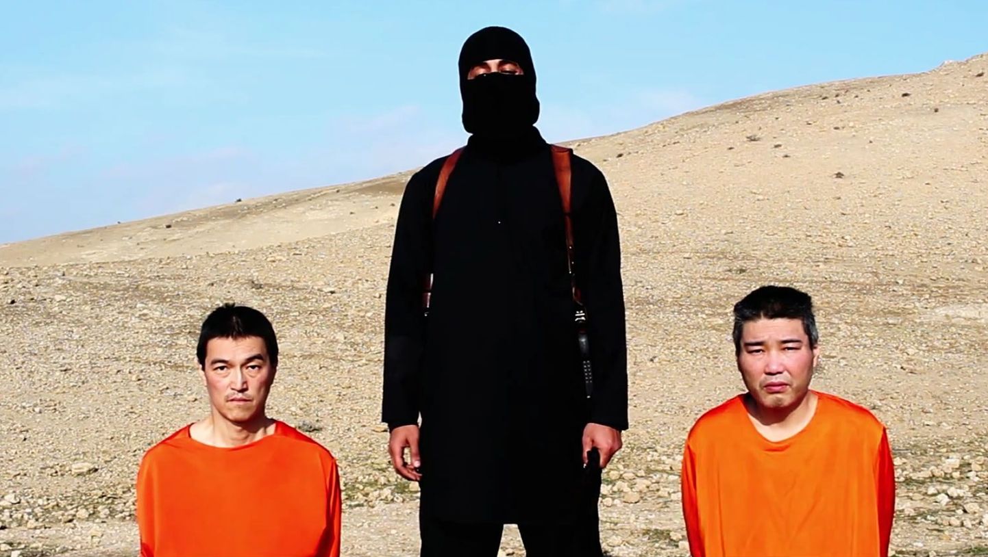 Islamiriigi võitleja koos kahe jaapanlasest pantvangiga, Kenji Goto Jogo ja Haruna Yukawa (paremal)