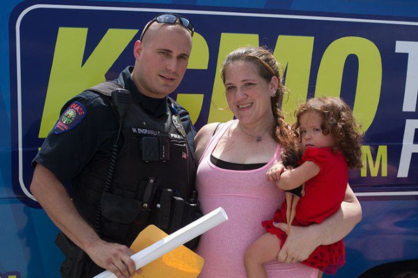 Полицейский спас эту женщину с детьми от смерти.