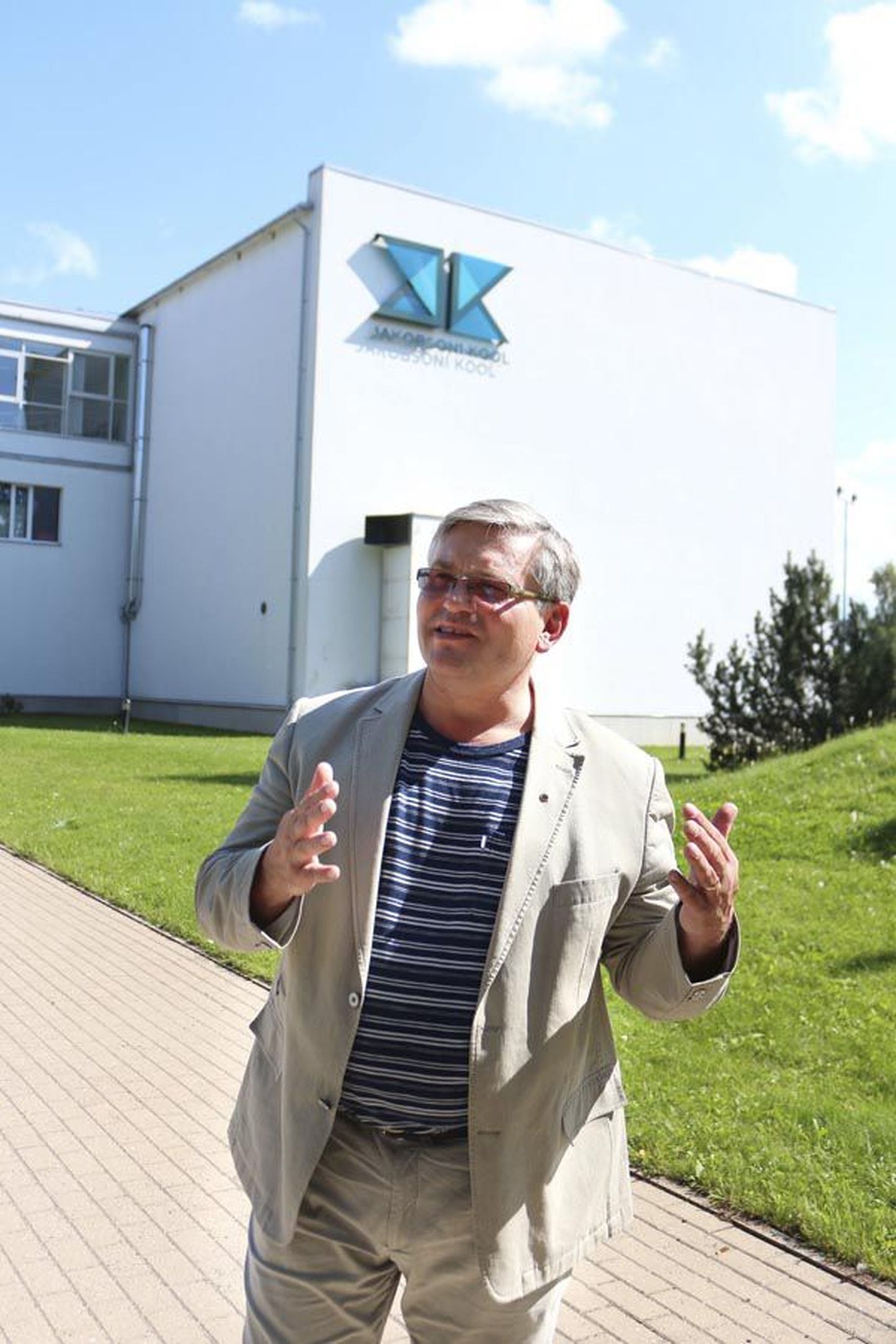 Tiit Kurvits on Viljandimaa väikestes koolides töötanud peaaegu 30 aastat. Nüüd asub ta siinse piirkonna ühe hinnatuma suure põhikooli etteotsa.