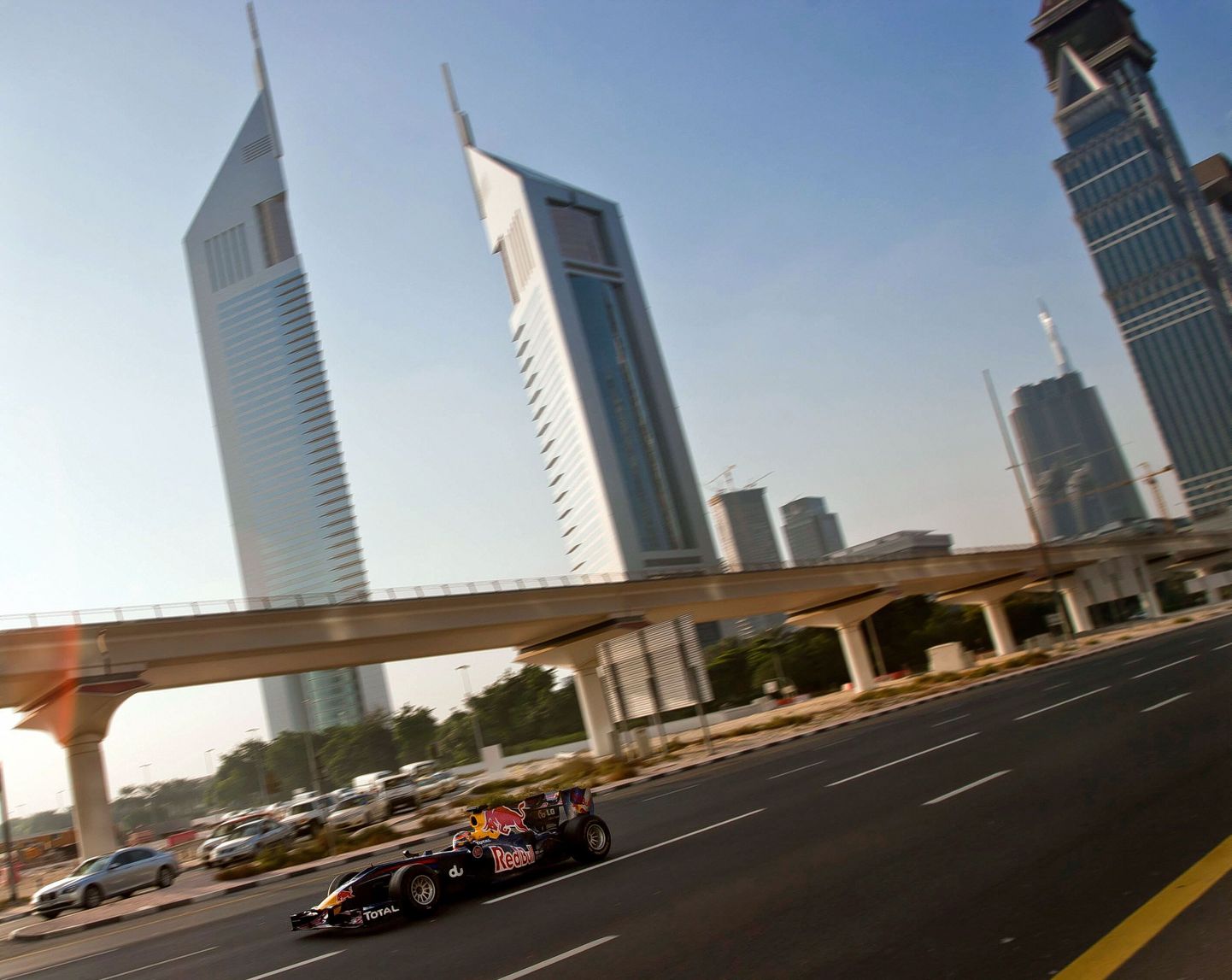 Red Bulli vormeliauto kihutamas Abu Dhabi tänaval.