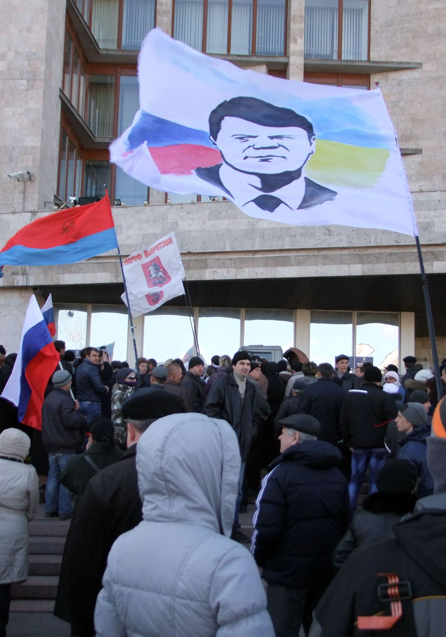 Donetski venemeelsetel protestidel lehvis Janukovõtši näopildiga lipp.