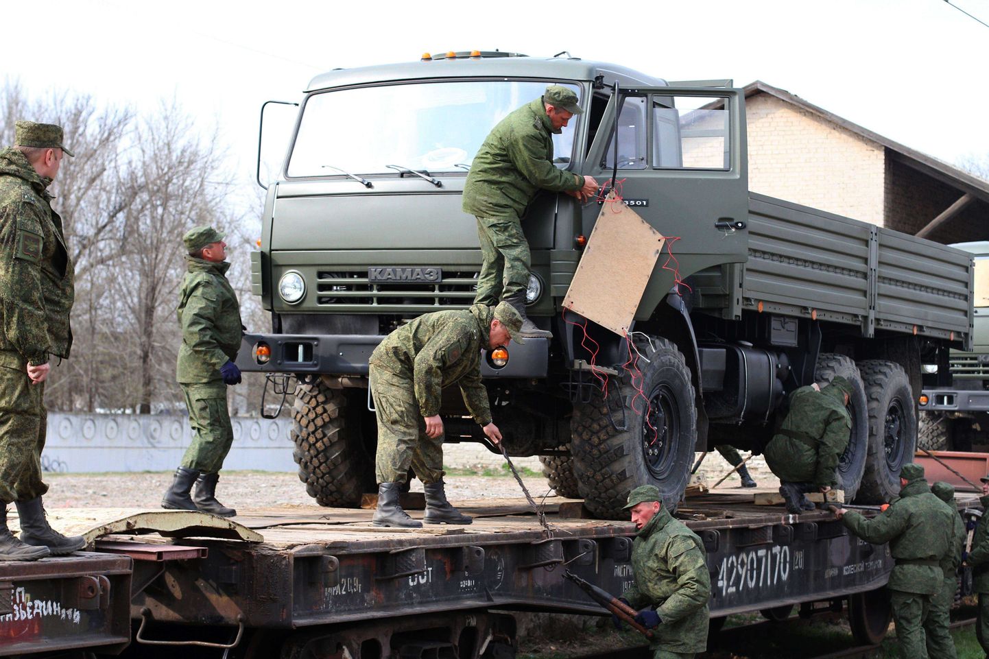 Vene sõdurid Krimmis oma Kamazi rongilt maha tõstmas.
