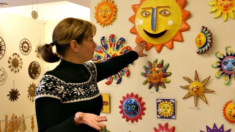 Muzeja vadītāja Iveta Gražule rāda papjēmašē tehnikā veidotu sauli 