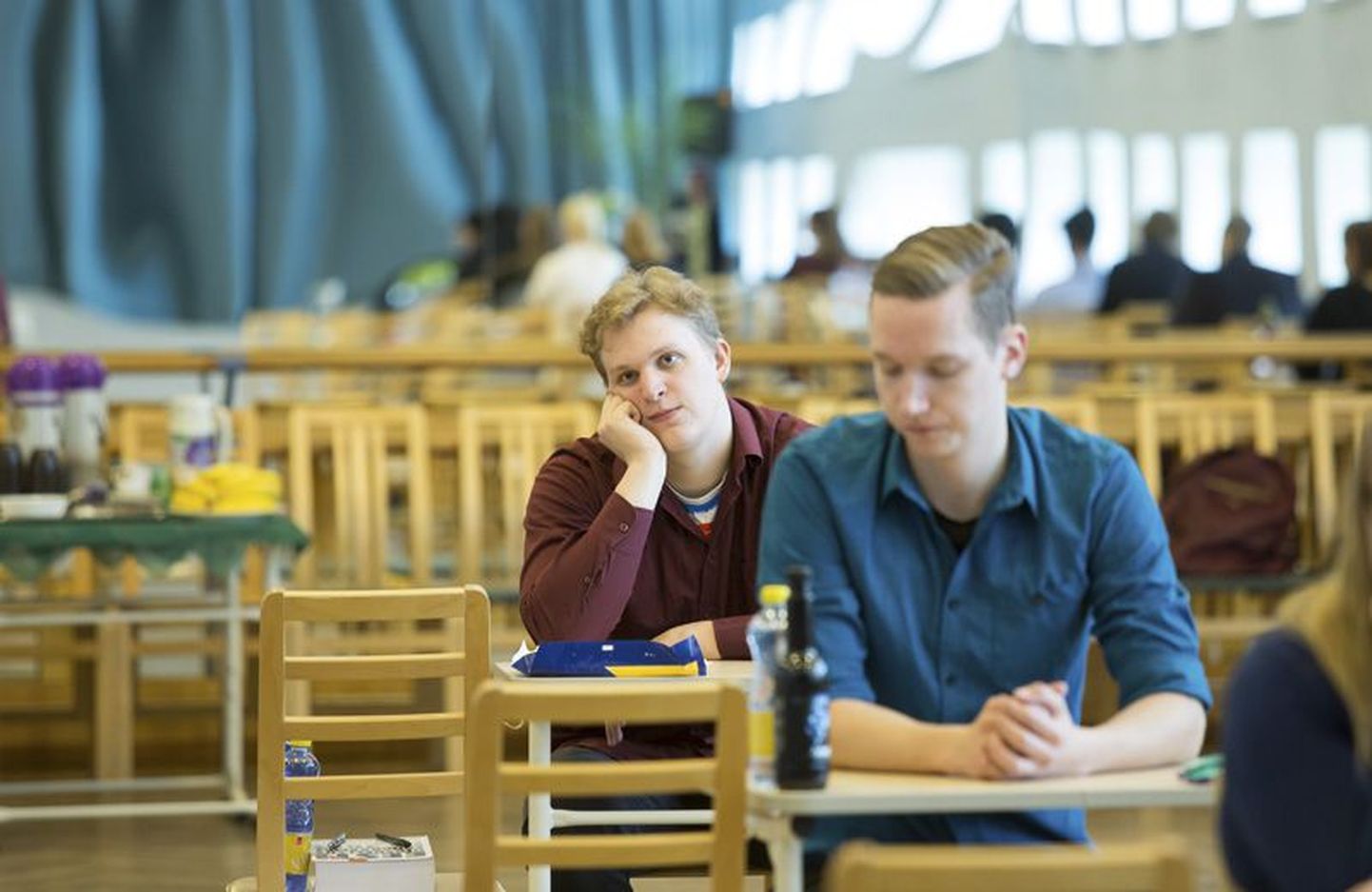 Väike-Maarja gümnaasiumi noormehed  Aare Zilinski ja Ranno Rajaste  ootavad eesti keele riigi­eksami algust.