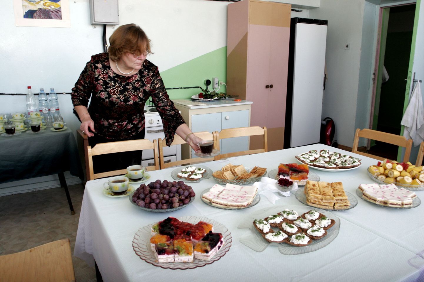 Järva naiste varjupaiga looja Leili Pruun katab laua.