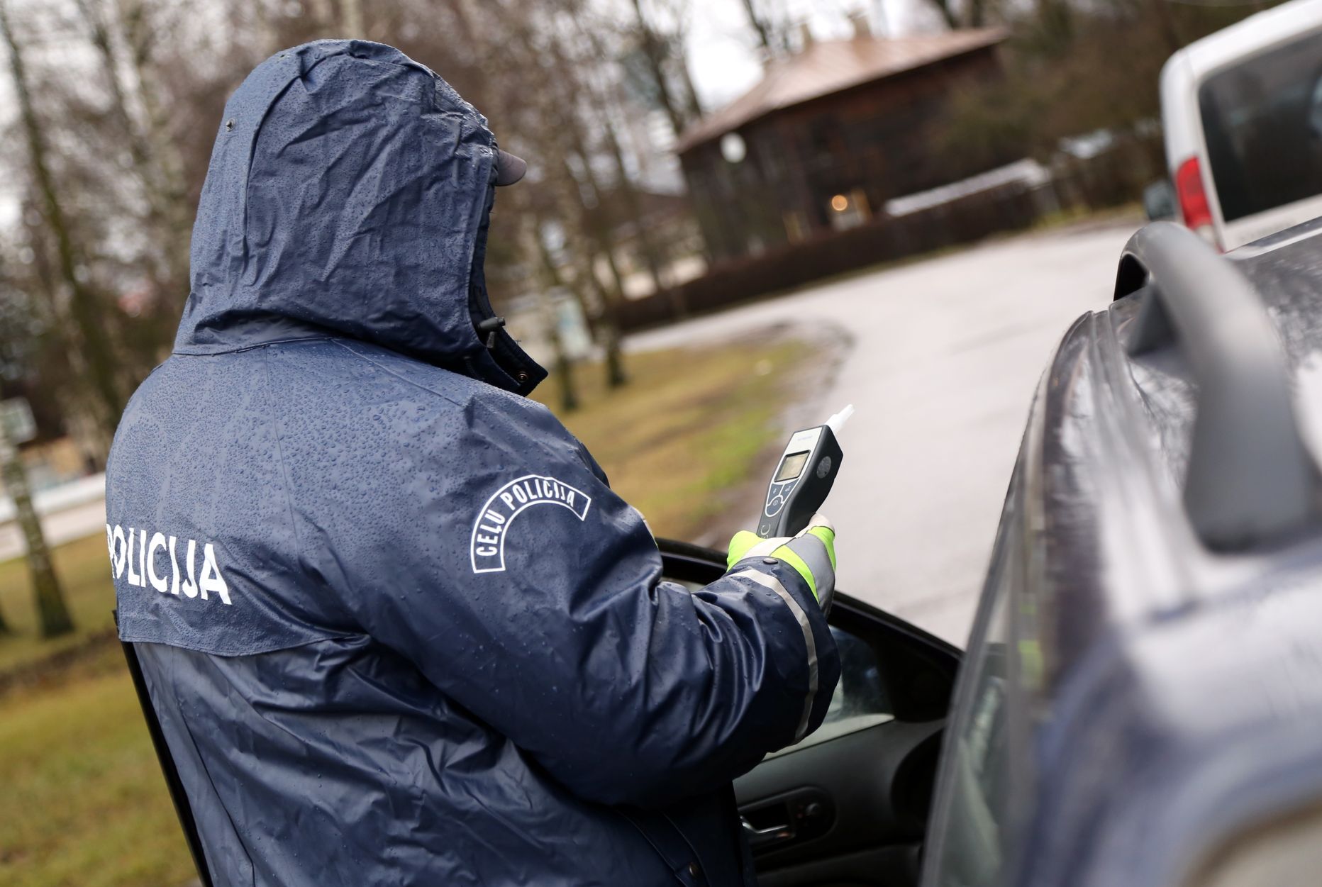 Policists ar alkometru