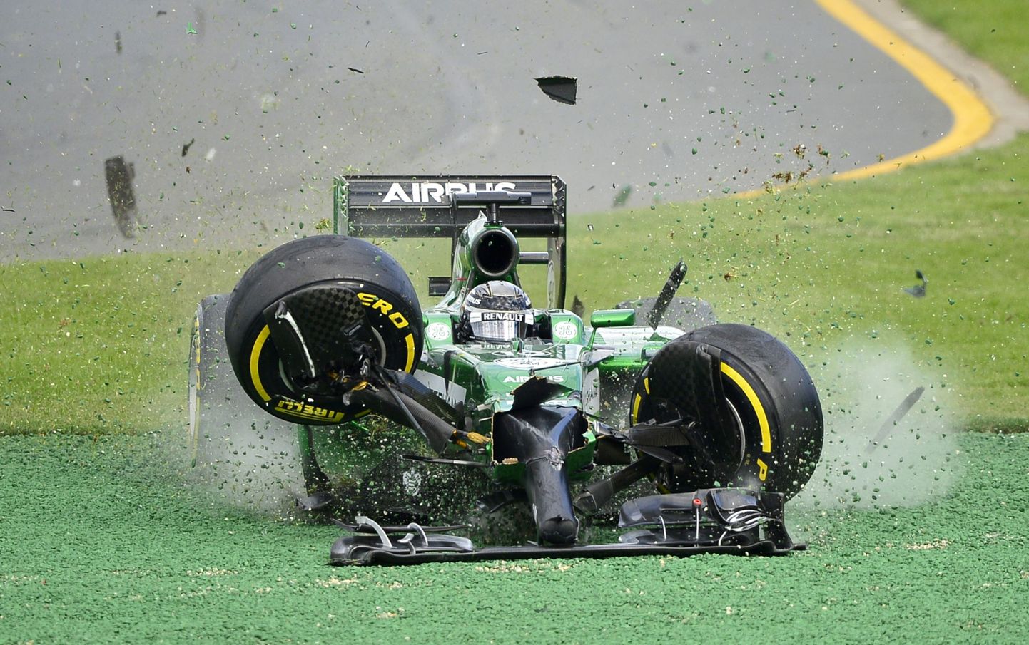 Caterhami sõitja Kamui Kobayashi avarii tänavusel Austraalia etapil.