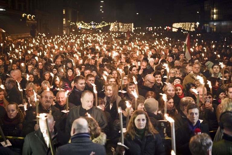 Suur hulk inimesi on kogunenud Prantsuse suursaatkonna ette Taanis Kopenhaagenis. Foto: Scanpix