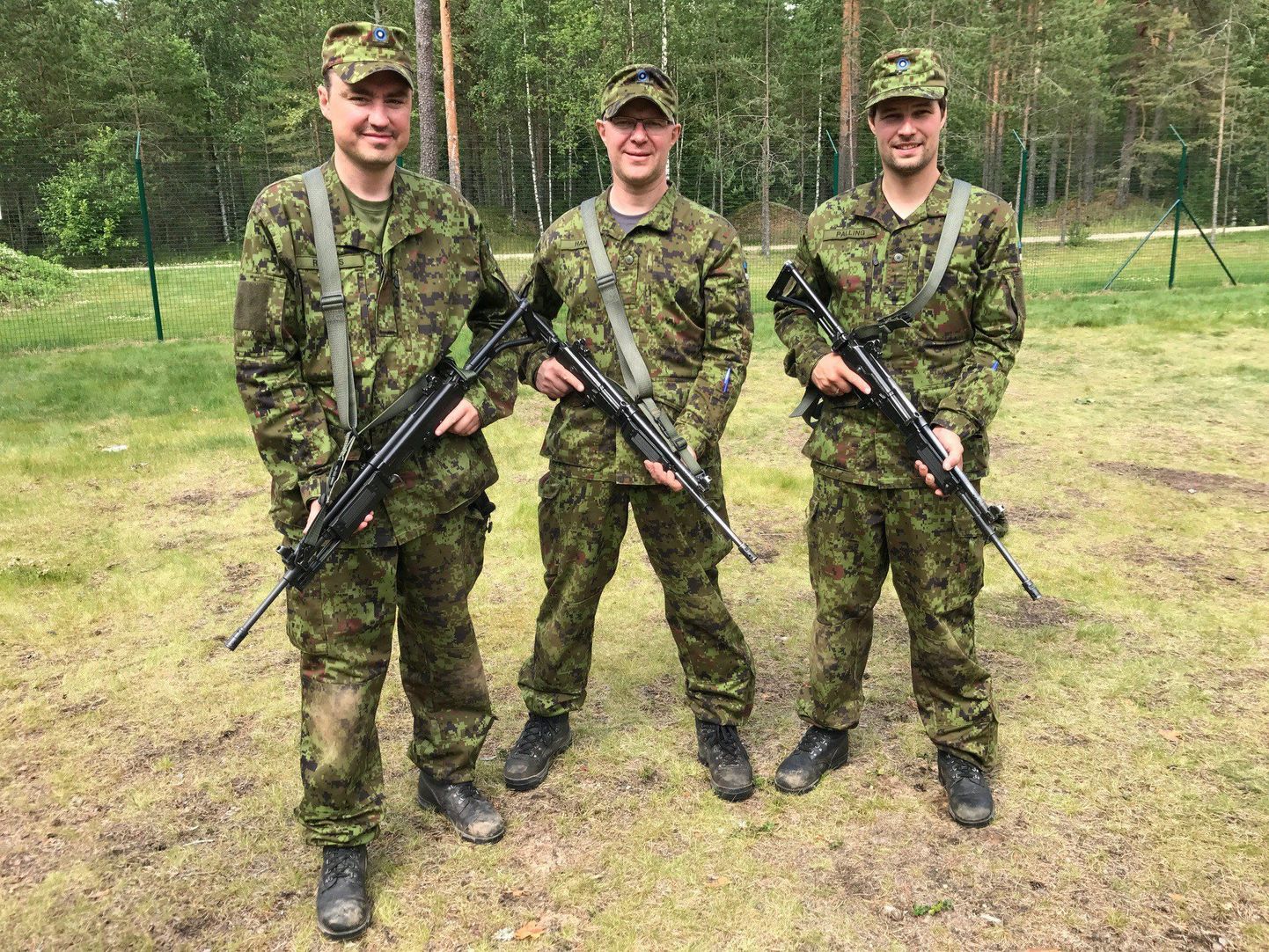 Riigikogulased Taavi Rõivas, Hannes Hanso ja Kalle Palling hoiavad käes automaatrelvu Galil