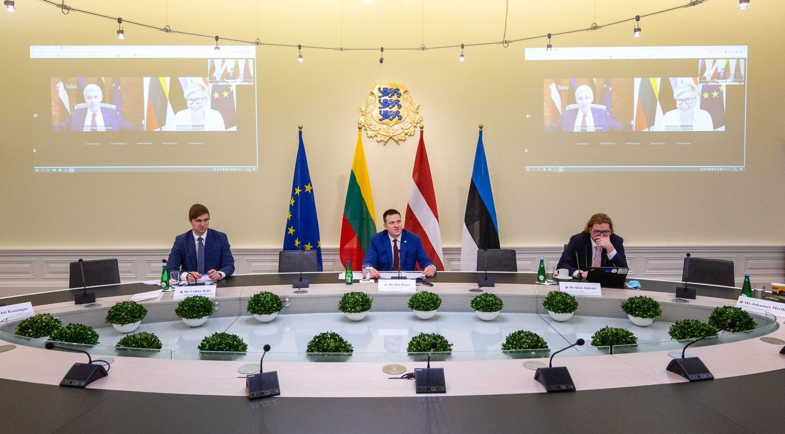 Peaministri välisnõunik Veikko Kala, Jüri Ratas ja riigikantselei Euroopa Liidu asjade direktor Klen Jäärats vasakul käel ning kaks ülejäänud Balti peaministrit monitoril.