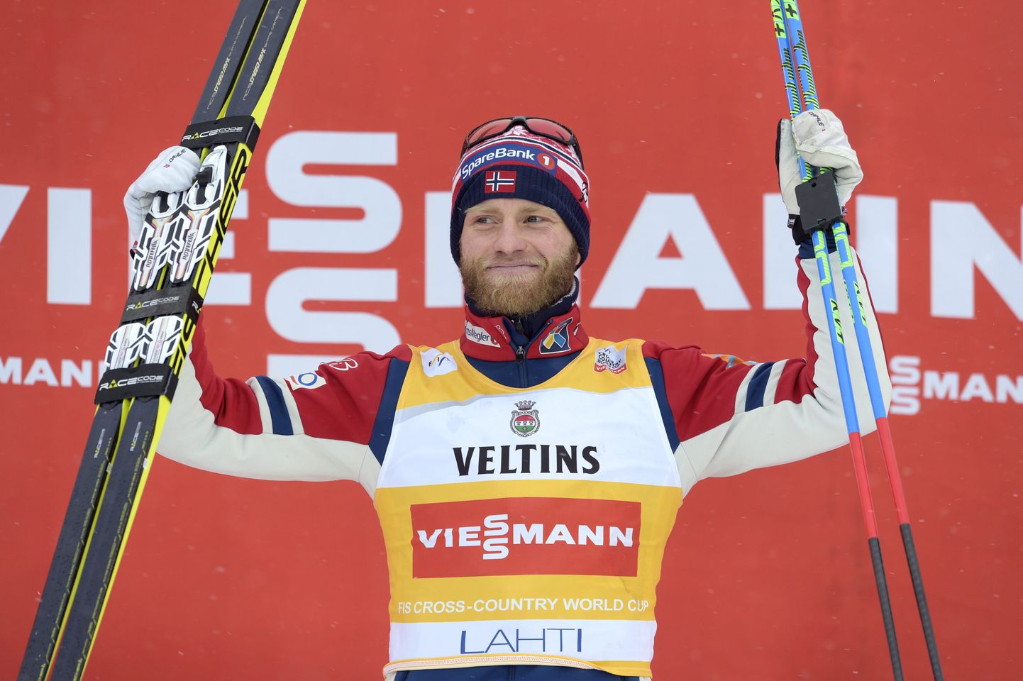 Martin Johnsrud Sundby tähistamas järjekordset võitu.