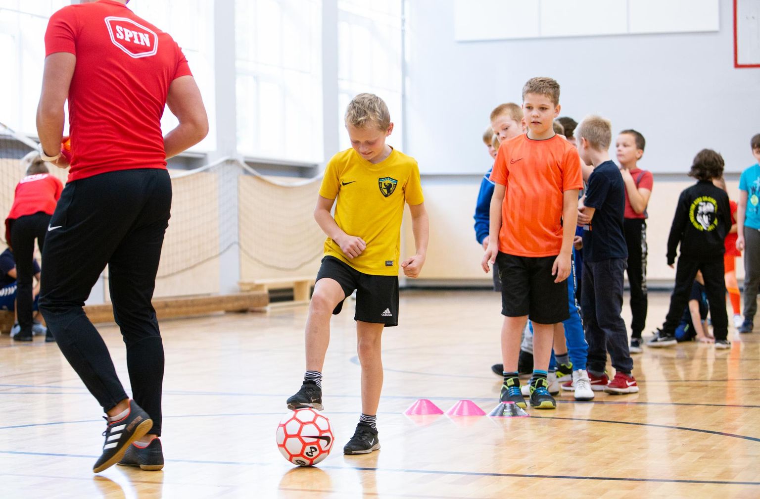 Jalgpalli abiga arendatakse eri oskusi, näiteks koostööd, teineteise toetamist, suhtlemist, konfliktide lahendamist, emotsioonide juhtimist, eesmärkide seadmist.
