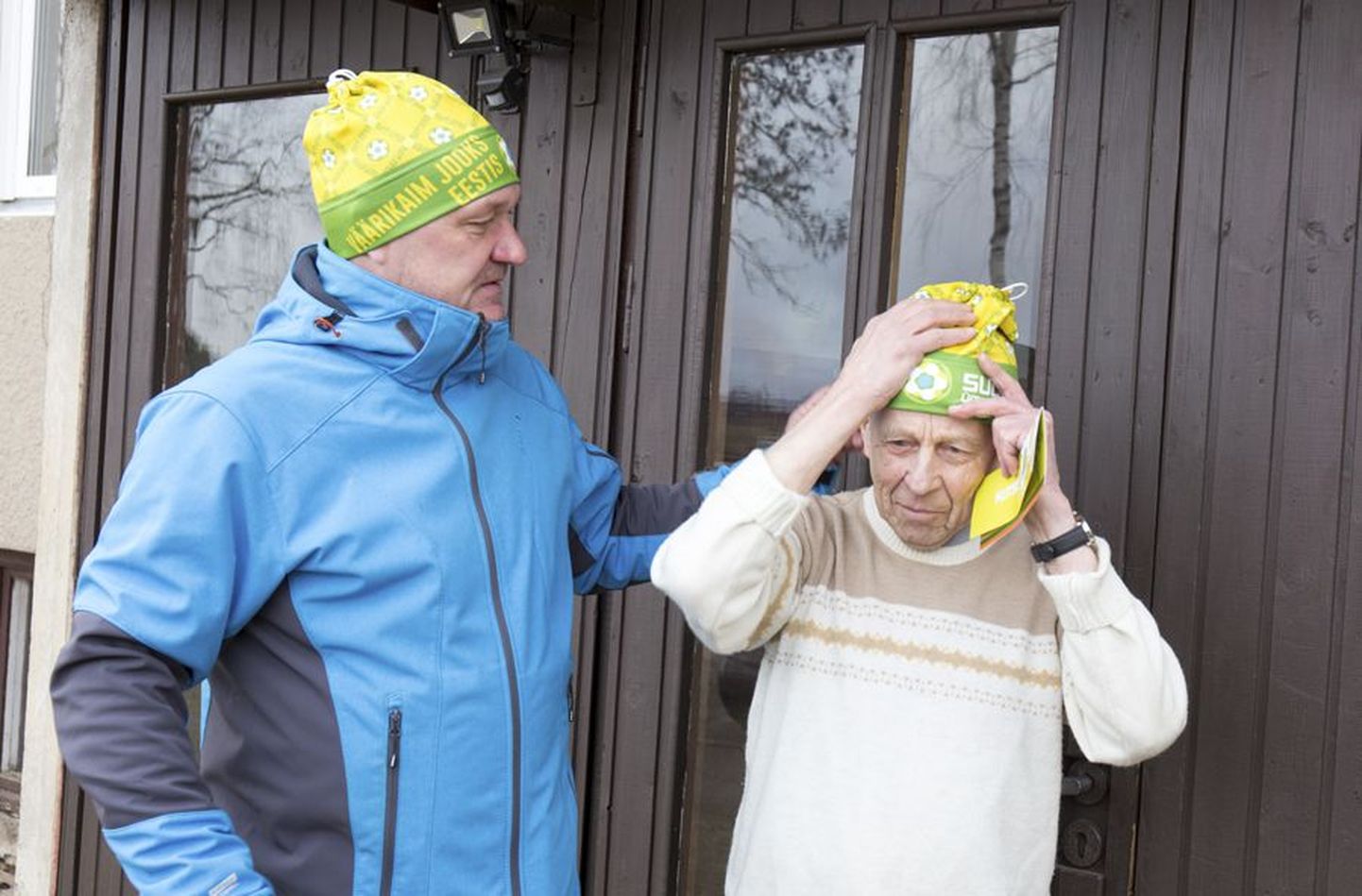 Ümber Viljandi järve jooksu peakorraldaja Mati Jürisson andis eile Benno Viirandile lisaks kutsele mütsi, mille soovitas pähe panna, kui ta nõustub sõnumiga, et Viljandi jooks on Eesti väärikaim.