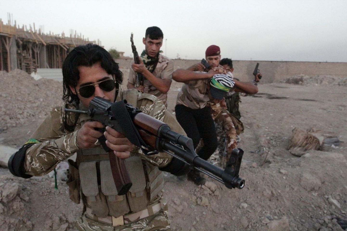 Iraagi sõjaväega liitunud šiia vabatahtlikud Bagdadi lähedal treeningul.