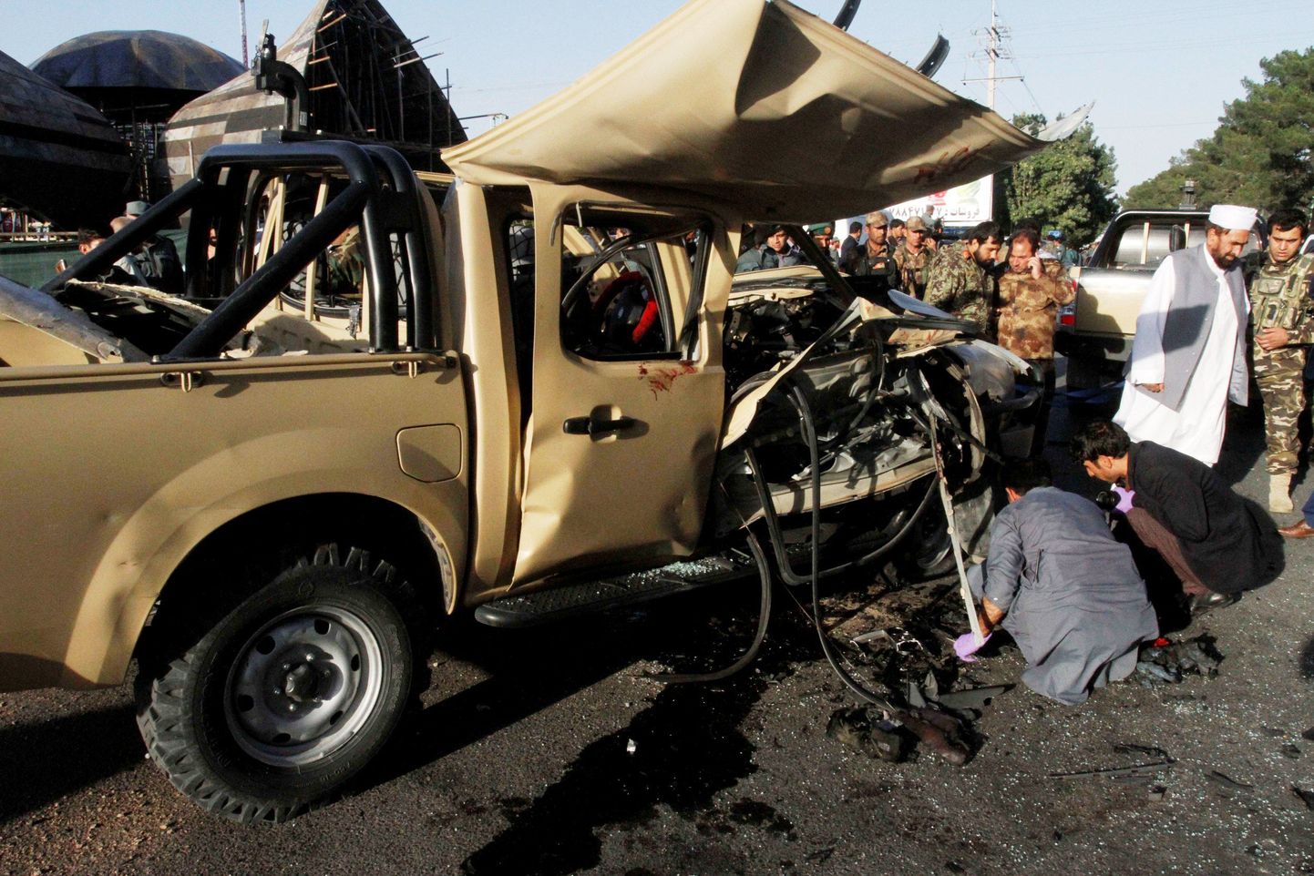 Talibani poolt purustatud sõjaväeauto Herati provintsis, Lääne-Afganistanis.
