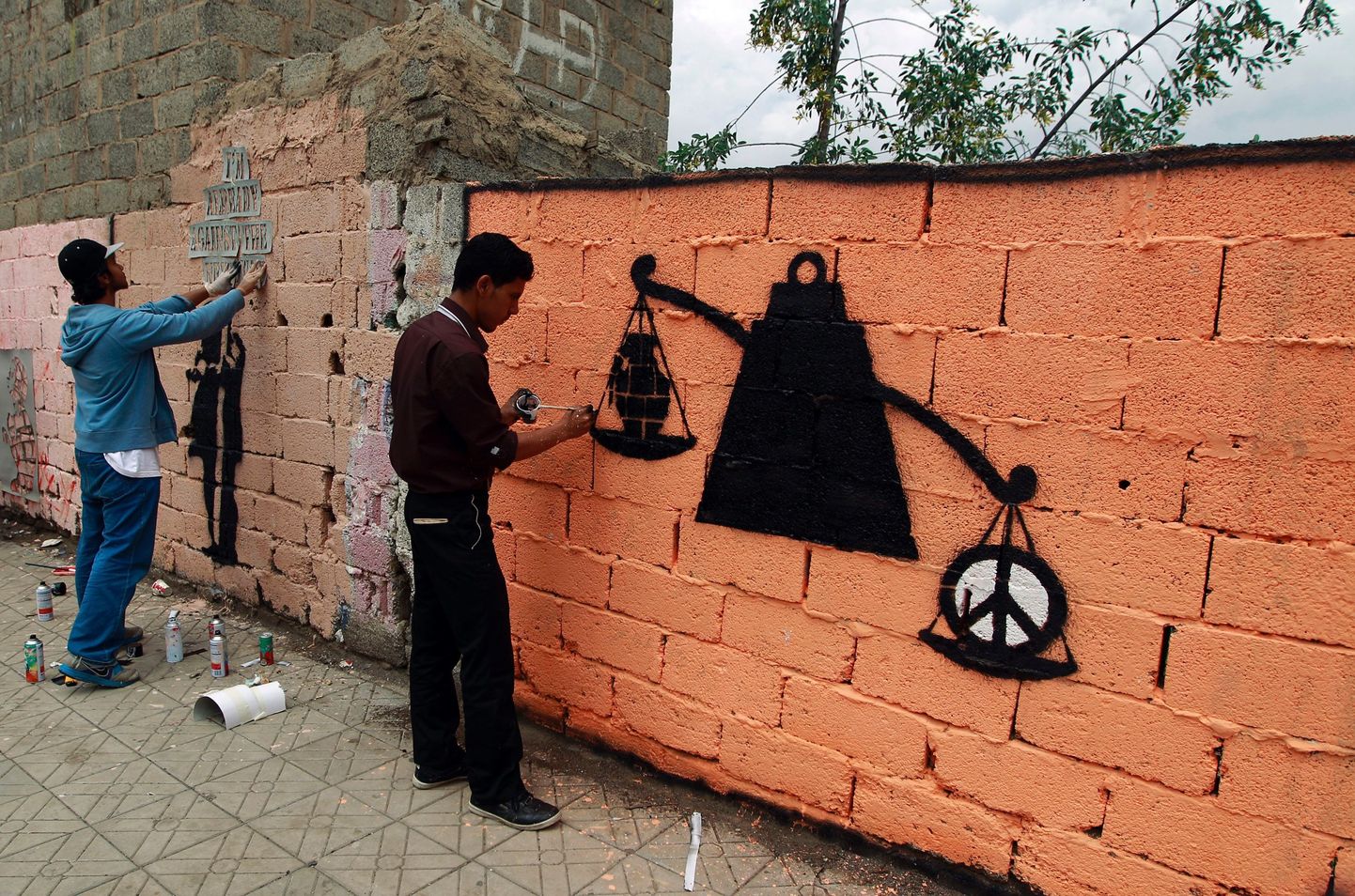 Jeemeni tänavakunstnikud pealinnas Sanaas illustreerimas rahu ja sõja habrast tasakaalu.
