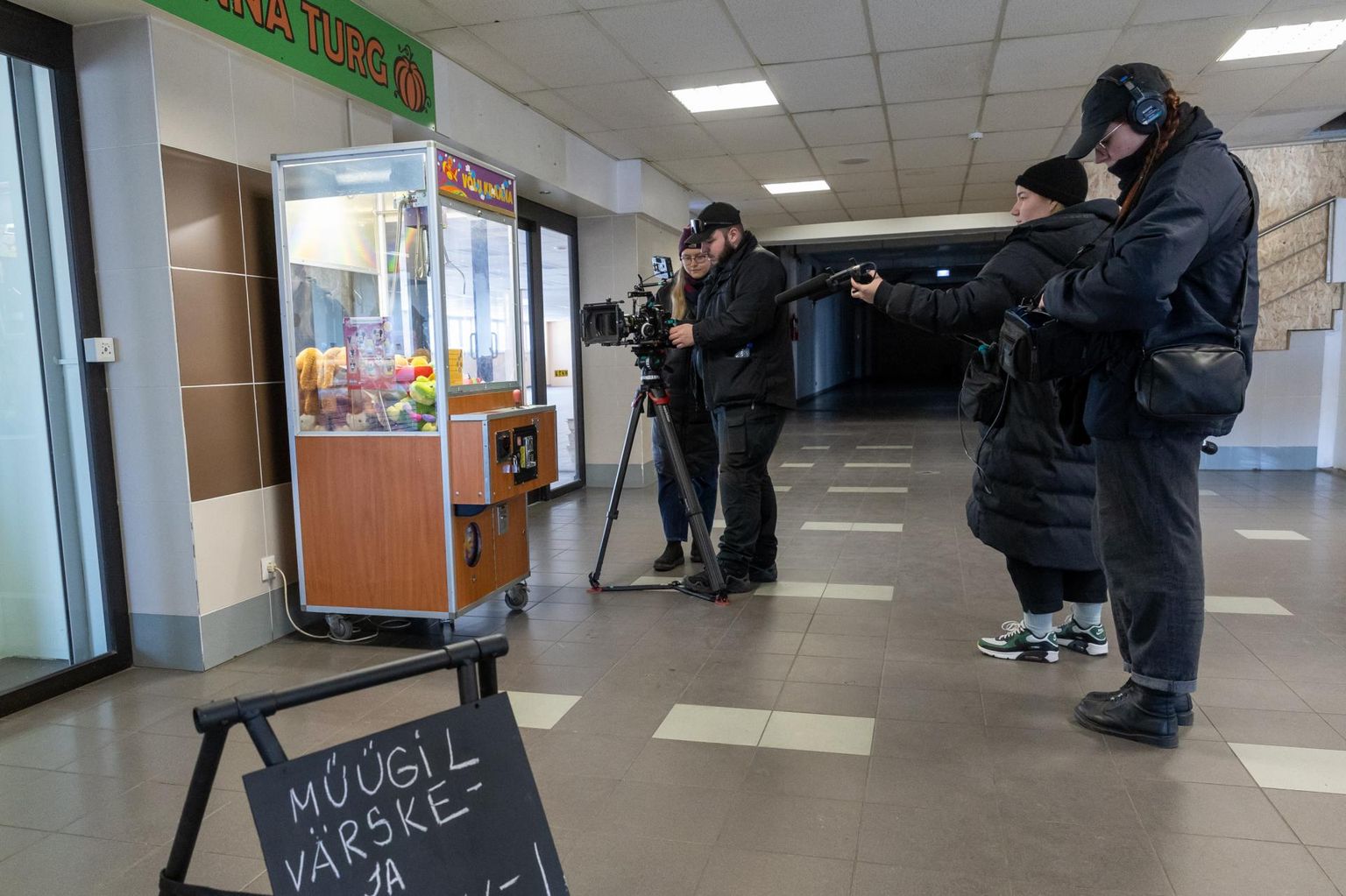 Filmi "Tsentrum" võttegrupp jäädvustas nii tühjust täis ruume kui ka viimaseid majas tegutsejaid.