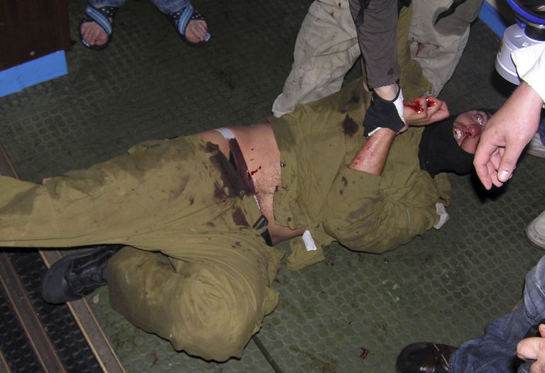 Vigastatud Iisraeli eriüksuslane Türgi abilaeva Mavi Marmara pardal. Selle 2010. aasta intsidendi tõttu on kahe riigi suhted tänaseni jahedad.
