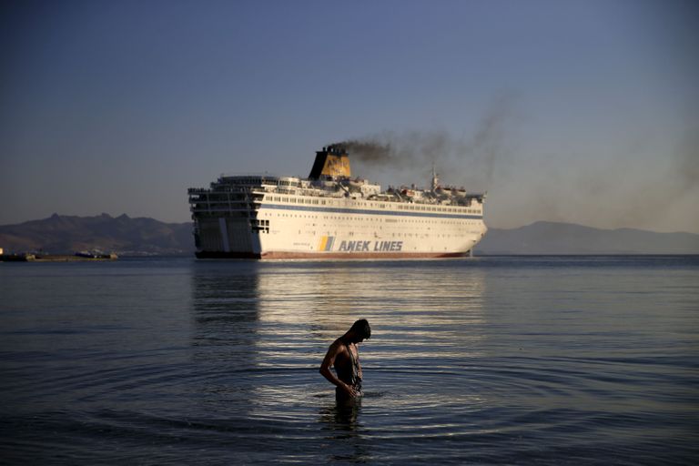 Migrant end Kreeka Kosi saare rannikuvees pesemas.
