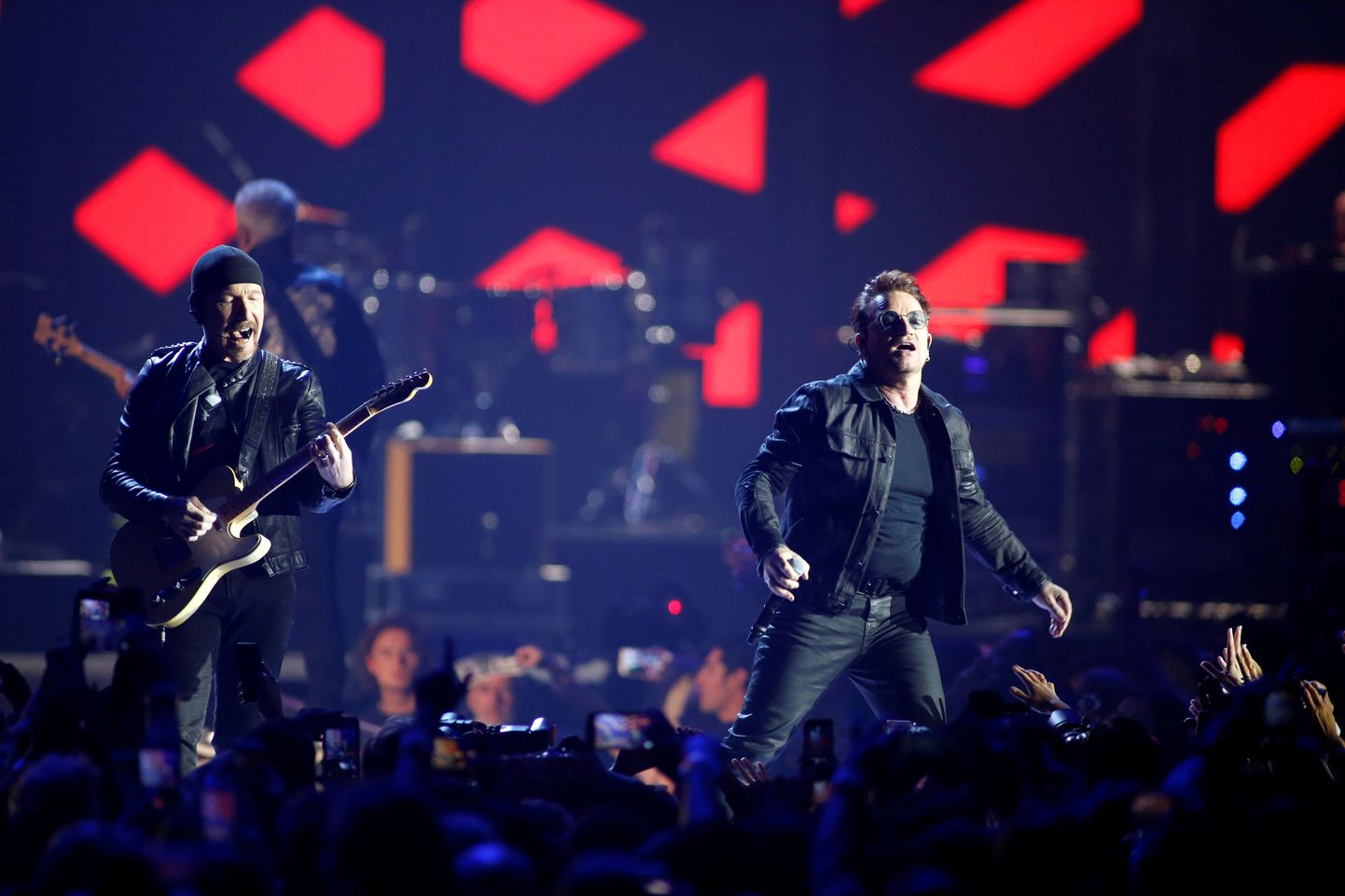 U2 esinemas, esiplaani kitarrist The Edge ja Bono