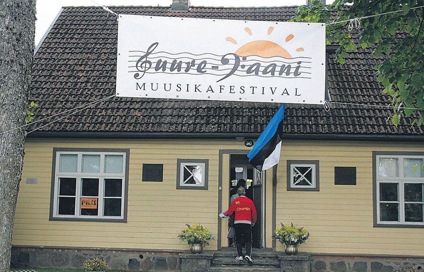 Suure-Jaani muusikafestival täidab suvel väikelinnas terve nädala, meelitades sinna kuulajaid kogu Eestist ja kaugemaltki.
