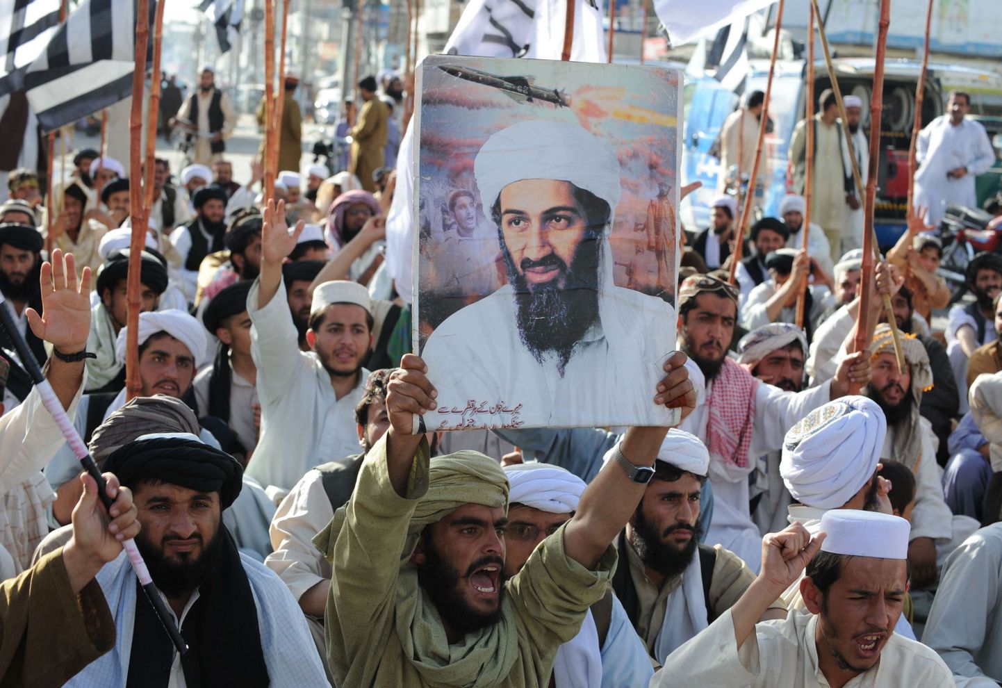 Ühendriikides kardetakse Osama bin Ladeni tapmise järel islamiäärmuslaste rünnakuid. Pildil avaldavad USA vastu meelt Pakistani radikaalse Jamiat Ulema-i-Islam-Nazaryati (JUI-N) toetajad.