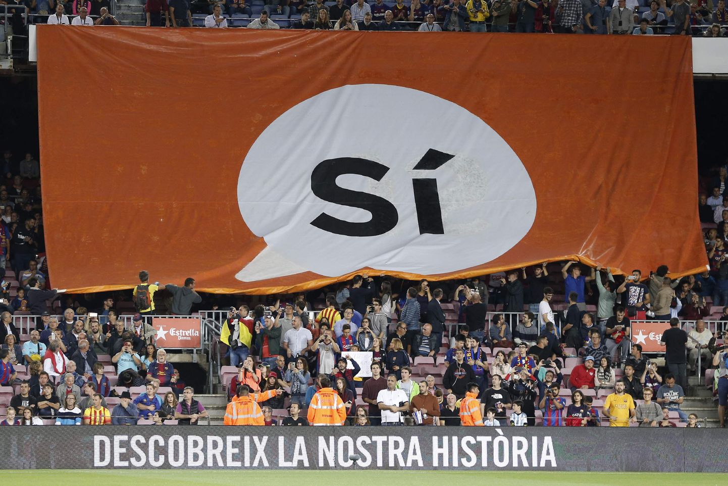 Kataloonia iseseisvust toetav lipp FC Barcelona mängul.