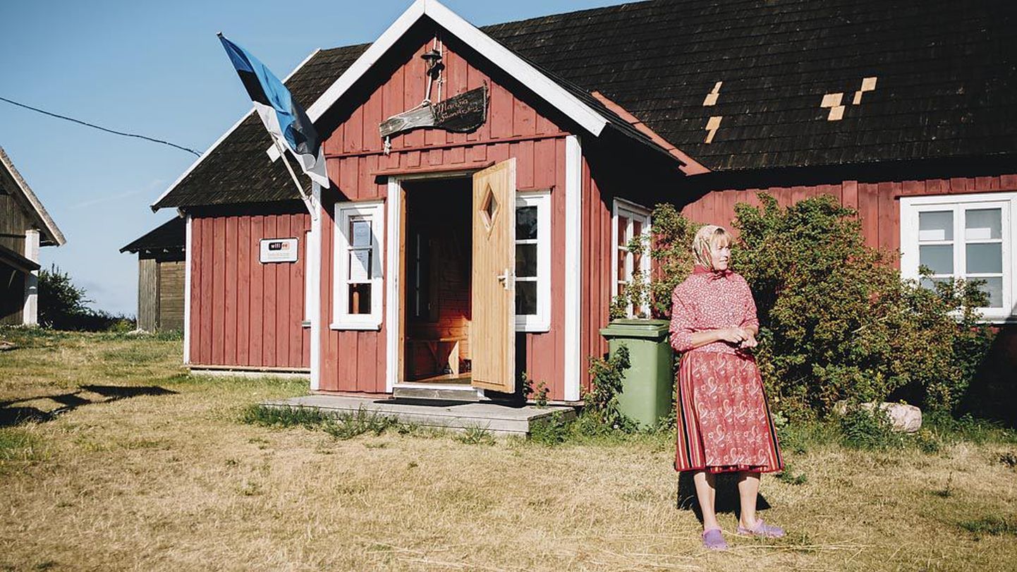 Täkulaiu sadamast majakani Manijat läbiva tee äärde jääb suarõkeskus, mille juhataja Svea Aavik tervitab külastajaid lahkelt maja ees.