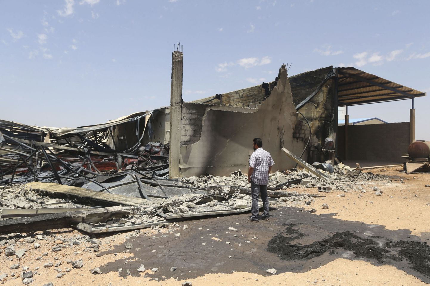 Разрушенная военная база в Бенгази