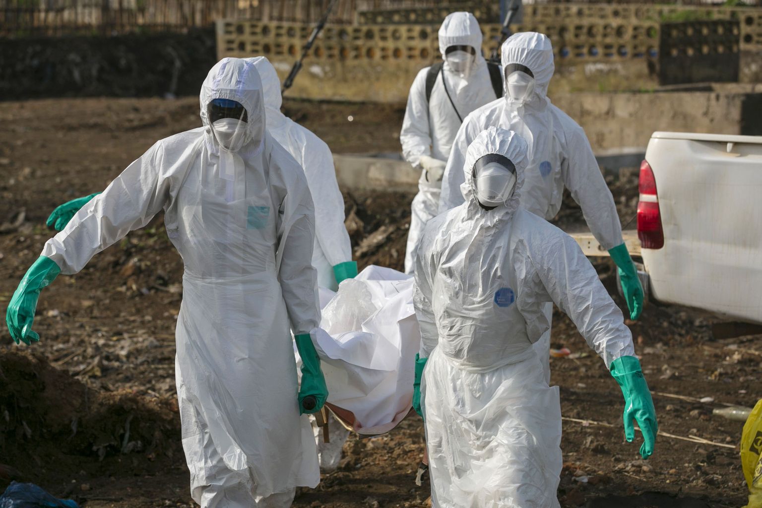 Humanitaartöötajad kandmas Sierra Leones Freetownis Ebola tagajärjel surnut
