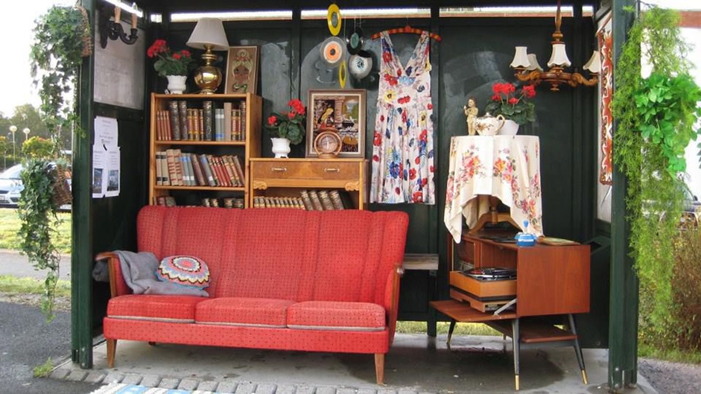 Bussipeatus Alvim Østfoldis, mis on kujundatud bussiootajatele koduseks: riidepuul ripuvad rõivad, riiulis on raamatud ja plaadimängija.