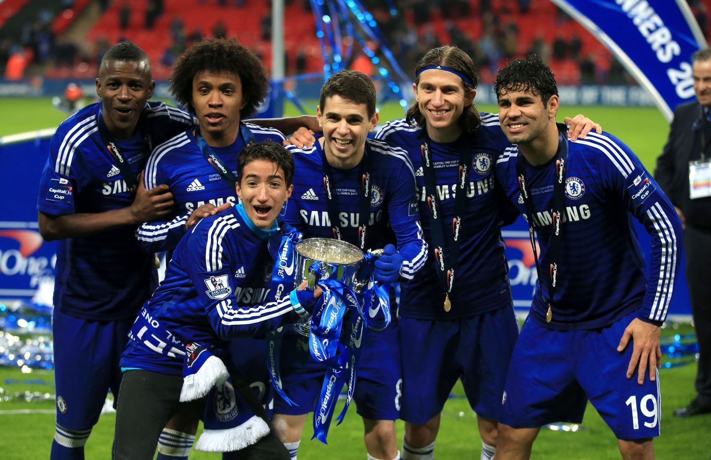 Jose Mario Mourinho (esiplaanil) koos Chelsea mängijatega.