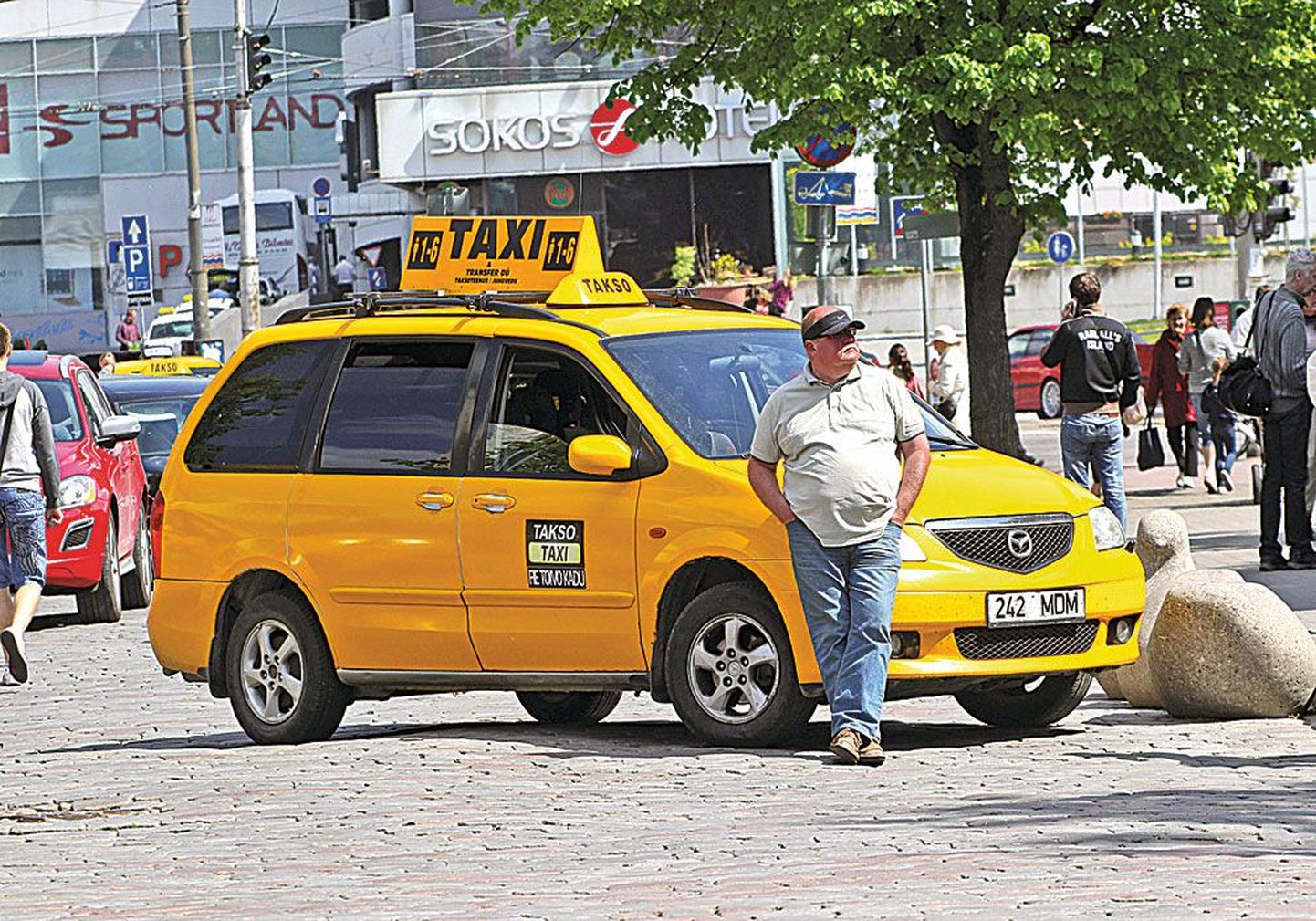 Один из таксистов-частных предпринимателей в ожидании вчера клиентов на улице Виру. Цены на услуги таксо­извоза в Таллинне иногда могут различаться в несколько раз.